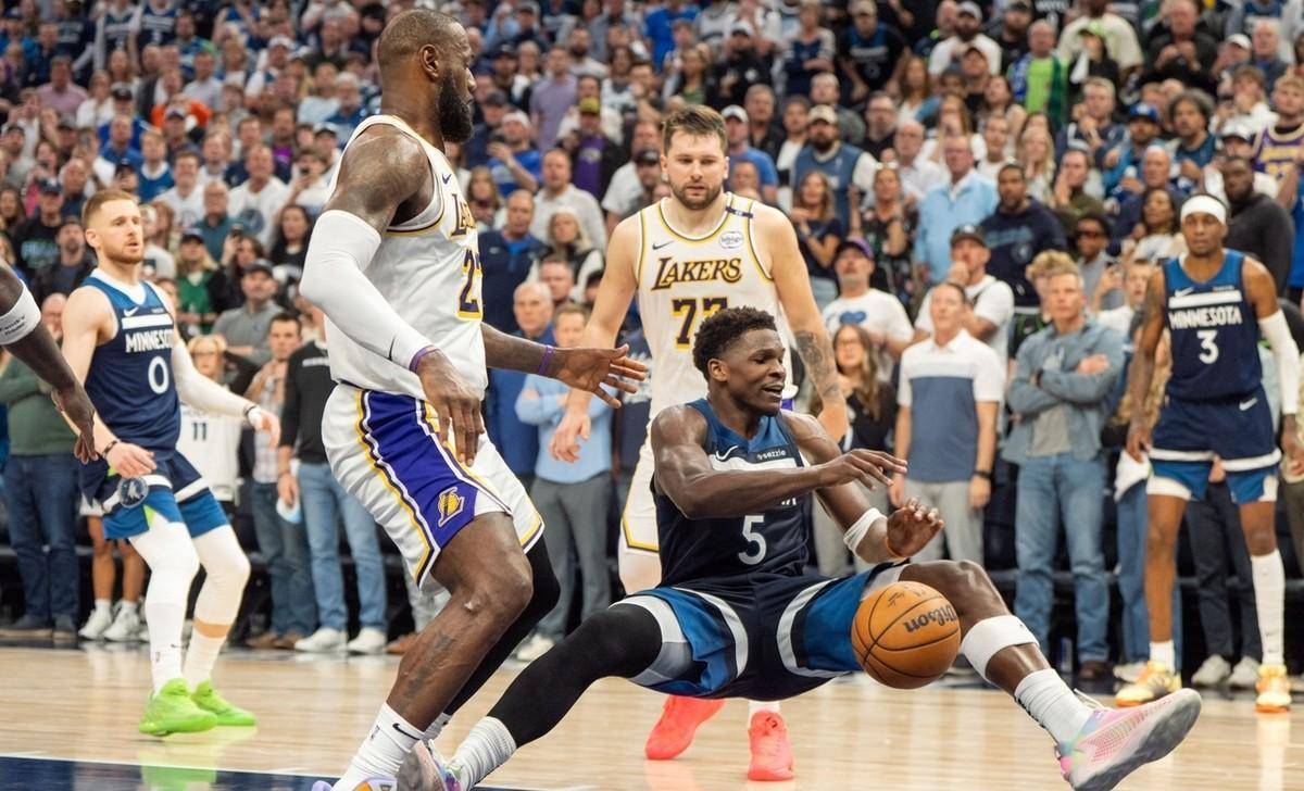 赛前洛杉矶湖人备战欧篮联，手感冰凉细节曝光，话题不断，更衣室氛围转暖(詹姆斯56分比赛回放)