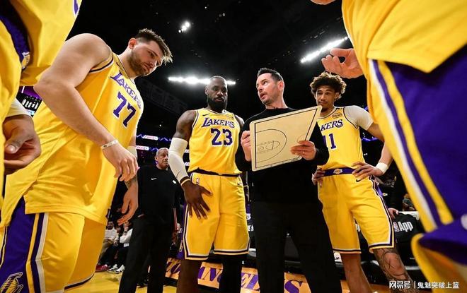 赛前洛杉矶湖人备战欧篮联，手感冰凉细节曝光，话题不断，更衣室氛围转暖(詹姆斯56分比赛回放)