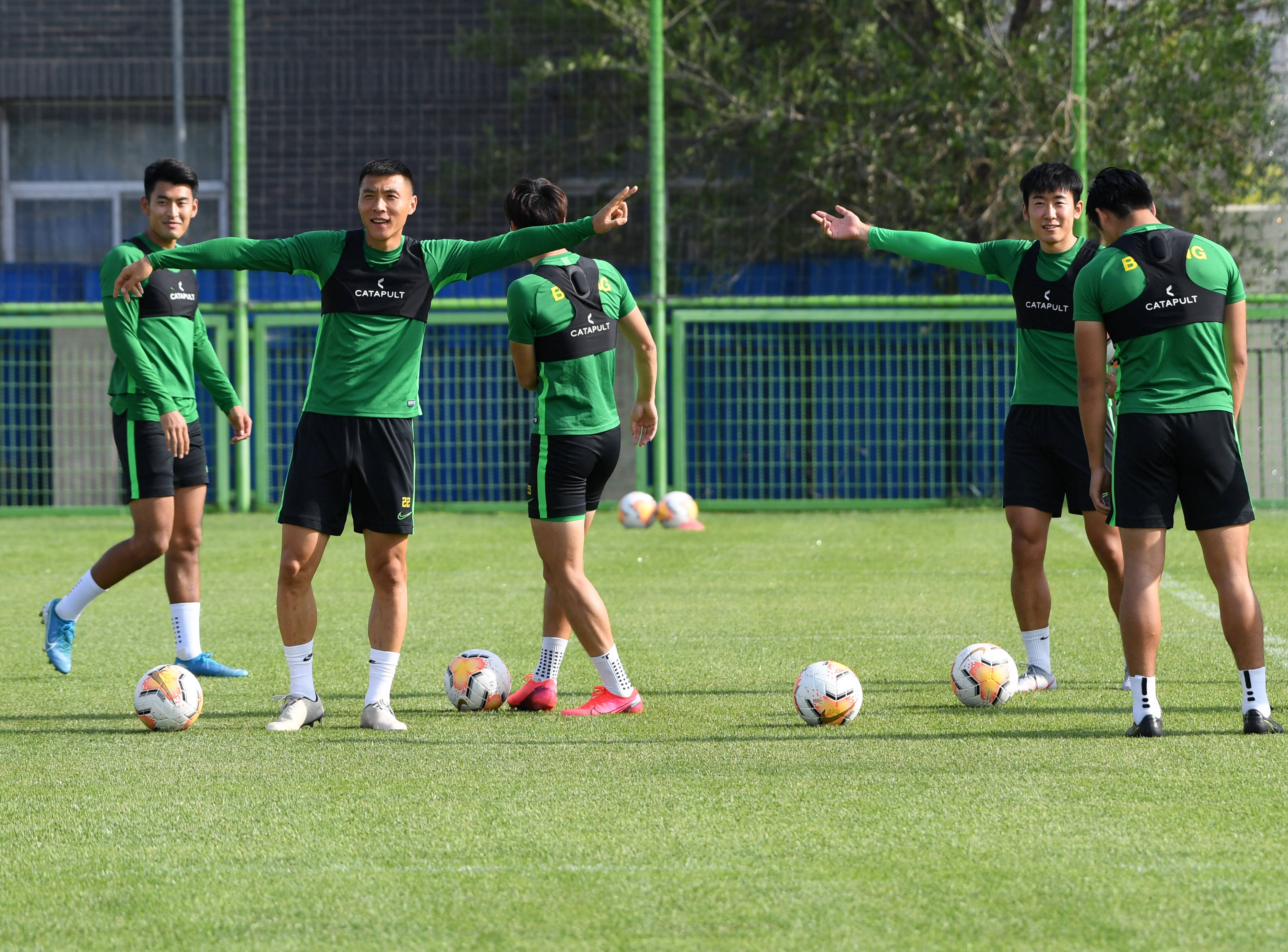 关于圣安东尼奥马刺训练开放日，转会期外线爆发引欢呼，英超在即，轮换策略成焦点的信息