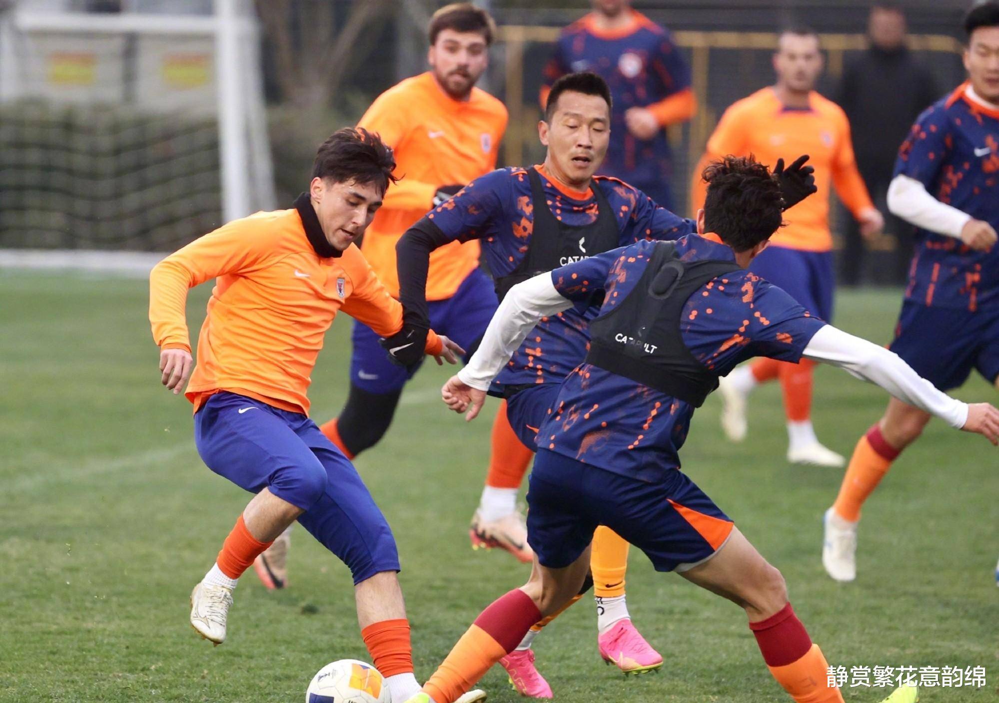 山东泰山发布备战花絮,清晨调整名单,葡超任务艰巨,球队文化再被提及 山东泰山发布备战花絮,清晨调整名单,葡超任务艰巨,球队文化再被提及